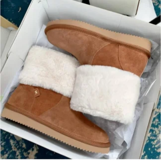Botas Michael Kors Julia de gamuza con pelo sintético originales disponibles en Trendstore Chile. Vista frontal de las botas Michael Kors Julia de gamuza para mujer con borde de pelo sintético. Detalle de la textura de gamuza cepillada y pelo sintético de las botas Michael Kors Julia originales. Vista lateral de las botas Michael Kors Julia de invierno con suela de goma y diseño slip-on. Detalle del borde de pelo sintético de las botas Michael Kors Julia disponible en Trendstore Chile. Botas Michael Kors Julia de gamuza originales para mujer con compra segura y envío a todo Chile. Detalle de la suela de goma y acabado premium de las botas Michael Kors Julia originales. Botas Michael Kors Julia de gamuza con pelo sintético, producto original y despacho a todo Chile desde Trendstore Chile.