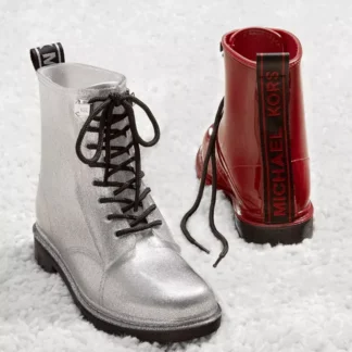 Botas de lluvia Michael Kors Tavie de PVC impermeable originales disponibles en Trendstore Chile. Vista frontal de las botas Michael Kors Tavie Rain Boots para mujer con diseño impermeable. Detalle del PVC impermeable y acabado premium de las botas Michael Kors Tavie originales. Vista lateral de las botas de lluvia Michael Kors Tavie con cordones y suela dentada. Detalle de la suela de goma antideslizante de las botas Michael Kors Tavie disponible en Trendstore Chile. Botas Michael Kors Tavie originales para mujer con compra segura y envío a todo Chile. Detalle del tirador posterior y diseño de las botas Michael Kors Tavie de lluvia. Michael Kors Tavie Rain Boots originales, botas impermeables para mujer con despacho a todo Chile desde Trendstore Chile.