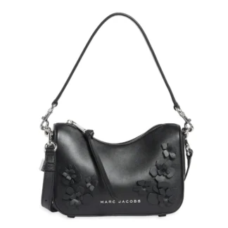 Cartera Marc Jacobs Daisy Appliqué Small de cuero original disponible en Trendstore Chile. Vista frontal de la cartera Marc Jacobs Daisy con aplicaciones de margaritas y compra segura en Chile. Detalle de las flores aplicadas sobre el cuero de la Marc Jacobs Daisy Appliqué original. Vista lateral de la Marc Jacobs Daisy Small con silueta curva y correa desmontable. Detalle del cierre superior y acabados premium de la cartera Marc Jacobs Daisy. Cartera Marc Jacobs Daisy Appliqué original para mujer con envío a todo Chile desde Trendstore Chile. Marc Jacobs Daisy Small de cuero con correa para hombro y crossbody disponible en Trendstore Chile. Cartera Marc Jacobs Daisy Appliqué Small original, compra segura y despacho a todo Chile desde Trendstore Chile