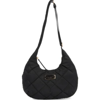 Cartera Marc Jacobs Quilted Nylon Shoulder Bag negra original disponible en Trendstore Chile. Vista frontal de la cartera Marc Jacobs acolchada negra con diseño de diamantes y compra segura en Chile. Detalle del nylon acolchado de la Marc Jacobs Quilted Shoulder Bag original. Vista lateral de la cartera Marc Jacobs negra con correa ajustable para el hombro. Detalle del cierre superior con cremallera de la Marc Jacobs Quilted Nylon Shoulder Bag. Cartera Marc Jacobs acolchada negra original para mujer con envío a todo Chile. Detalle de la textura acolchada tipo diamante de la cartera Marc Jacobs disponible en Trendstore Chile. Marc Jacobs Quilted Nylon Shoulder Bag negra original, compra segura y despacho a todo Chile desde Trendstore Chile.