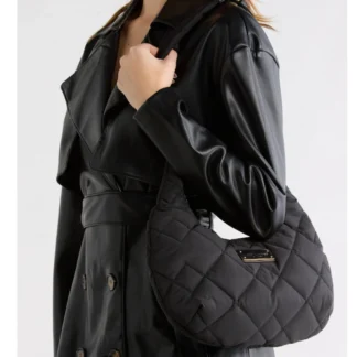 Cartera Marc Jacobs Quilted Nylon Shoulder Bag negra original disponible en Trendstore Chile. Vista frontal de la cartera Marc Jacobs acolchada negra con diseño de diamantes y compra segura en Chile. Detalle del nylon acolchado de la Marc Jacobs Quilted Shoulder Bag original. Vista lateral de la cartera Marc Jacobs negra con correa ajustable para el hombro. Detalle del cierre superior con cremallera de la Marc Jacobs Quilted Nylon Shoulder Bag. Cartera Marc Jacobs acolchada negra original para mujer con envío a todo Chile. Detalle de la textura acolchada tipo diamante de la cartera Marc Jacobs disponible en Trendstore Chile. Marc Jacobs Quilted Nylon Shoulder Bag negra original, compra segura y despacho a todo Chile desde Trendstore Chile.