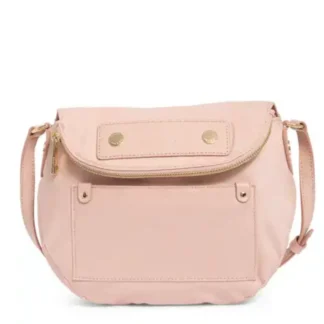 Cartera Marc Jacobs Preppy Nylon Mini Messenger Bag Misty Rose original disponible en Trendstore Chile. Vista frontal de la cartera Marc Jacobs Preppy Nylon rosa Misty Rose con compra segura en Chile. Detalle del nylon resistente y acabado de la Marc Jacobs Preppy Mini Messenger original. Vista lateral de la cartera Marc Jacobs Misty Rose con correa para llevar cruzada. Detalle del bolsillo exterior de la Marc Jacobs Preppy Nylon Mini Messenger disponible en Trendstore Chile. Interior de la cartera Marc Jacobs Preppy Nylon con bolsillo organizador para mujer. Cartera Marc Jacobs Preppy Nylon Misty Rose original con envío a todo Chile desde Trendstore Chile. Marc Jacobs Preppy Nylon Mini Messenger Bag rosa original, compra segura y despacho a todo Chile.