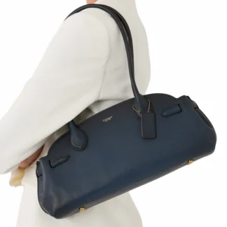 Cartera Coach Empire Carryall 34 Navy de cuero Natural Grain original disponible en Trendstore Chile. Vista frontal de la Coach Empire Carryall 34 azul marino de cuero premium con compra segura en Chile. Detalle del cuero Natural Grain de la cartera Coach Empire Carryall 34 Navy original en Trendstore Chile. Vista lateral de la Coach Empire Carryall 34 Navy con fuelles expandibles y envío a todo Chile. Interior de la cartera Coach Empire Carryall 34 con bolsillo multifunción y lanyard disponible en Trendstore Chile. Cartera Coach Empire Carryall 34 de cuero azul marino original para mujer con despacho a todo Chile. Detalle de las asas y textura natural del cuero de la Coach Empire Carryall 34 Navy original. Coach Empire Carryall 34 Navy original de cuero premium con compra segura y envío a todo Chile desde Trendstore Chile.