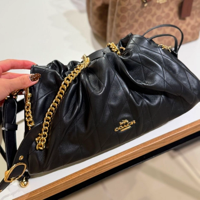 CARTERA COACH FAYE GRANDE DE CUERO NAPPA ACOLCHADO NEGRO CON DORADO