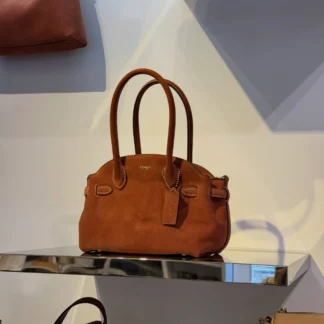 La Cartera Coach Soft Empire Carryall 21 de Gamuza y Cuero Color Clay con Brass reinterpreta la sofisticación vintage en un formato compacto y versátil. Inspirada en la actitud y el estilo de Nueva York, la colección Empire Carryall destaca por sus siluetas alargadas, materiales premium y una estética elegante que trasciende temporadas. Esta versión está confeccionada en una combinación de gamuza (suede) aterciopelada y cuero de becerro refinado, creando un atractivo contraste de texturas. El sofisticado tono Clay aporta calidez al diseño, mientras que los detalles metálicos Brass complementan la cartera con un acabado clásico y refinado. A pesar de sus dimensiones compactas, la Empire Carryall 21 está diseñada para aprovechar muy bien el espacio. Su interior incorpora un práctico bolsillo multifunción con broche para organizar pequeños esenciales y hebillas interiores que permiten expandir los fuelles laterales cuando necesitas un poco más de capacidad. El cierre superior completo con cremallera mantiene tus pertenencias protegidas. Sus dos asas estructuradas permiten llevarla elegantemente en la mano, mientras que la correa larga desmontable ofrece la posibilidad de usarla al hombro o como crossbody para mantener las manos libres. Además, incorpora cuatro apoyos protectores en la base, un detalle especialmente práctico para ayudar a proteger el cuero y la gamuza cuando apoyas la cartera sobre diferentes superficies. En Trendstore Chile encontrarás productos 100% originales Coach, cuidadosamente seleccionados para ofrecer diseños premium, exclusivos y difíciles de encontrar en Chile, con compra segura y envíos a todo el país. La Coach Soft Empire Carryall 21 Clay es ideal para mujeres que buscan una cartera compacta con materiales de lujo, personalidad y múltiples formas de uso. Materiales: Exterior de gamuza aterciopelada. Detalles en cuero de becerro refinado. Forro interior de tela. Herrajes en acabado Brass. Características: Modelo Soft Empire Carryall 21. Diseño de inspiración vintage. Combinación de gamuza y cuero refinado. Color Clay con detalles Brass. Dos asas superiores. Correa larga desmontable para hombro o crossbody. Bolsillo interior multifunción con broche. Hebillas interiores para expandir los fuelles laterales. Cierre superior con cremallera. Cuatro apoyos protectores en la base. Style Number: CEC03. Medidas: Largo: 20,3 cm Alto: 17,1 cm Ancho: 12,7 cm Caída de las asas: 13,3 cm Caída de la correa desmontable: 54,6 cmLa Cartera Coach Soft Empire Carryall 21 de Gamuza y Cuero Color Clay con Brass reinterpreta la sofisticación vintage en un formato compacto y versátil. Inspirada en la actitud y el estilo de Nueva York, la colección Empire Carryall destaca por sus siluetas alargadas, materiales premium y una estética elegante que trasciende temporadas. Esta versión está confeccionada en una combinación de gamuza (suede) aterciopelada y cuero de becerro refinado, creando un atractivo contraste de texturas. El sofisticado tono Clay aporta calidez al diseño, mientras que los detalles metálicos Brass complementan la cartera con un acabado clásico y refinado. A pesar de sus dimensiones compactas, la Empire Carryall 21 está diseñada para aprovechar muy bien el espacio. Su interior incorpora un práctico bolsillo multifunción con broche para organizar pequeños esenciales y hebillas interiores que permiten expandir los fuelles laterales cuando necesitas un poco más de capacidad. El cierre superior completo con cremallera mantiene tus pertenencias protegidas. Sus dos asas estructuradas permiten llevarla elegantemente en la mano, mientras que la correa larga desmontable ofrece la posibilidad de usarla al hombro o como crossbody para mantener las manos libres. Además, incorpora cuatro apoyos protectores en la base, un detalle especialmente práctico para ayudar a proteger el cuero y la gamuza cuando apoyas la cartera sobre diferentes superficies. En Trendstore Chile encontrarás productos 100% originales Coach, cuidadosamente seleccionados para ofrecer diseños premium, exclusivos y difíciles de encontrar en Chile, con compra segura y envíos a todo el país. La Coach Soft Empire Carryall 21 Clay es ideal para mujeres que buscan una cartera compacta con materiales de lujo, personalidad y múltiples formas de uso. Materiales: Exterior de gamuza aterciopelada. Detalles en cuero de becerro refinado. Forro interior de tela. Herrajes en acabado Brass. Características: Modelo Soft Empire Carryall 21. Diseño de inspiración vintage. Combinación de gamuza y cuero refinado. Color Clay con detalles Brass. Dos asas superiores. Correa larga desmontable para hombro o crossbody. Bolsillo interior multifunción con broche. Hebillas interiores para expandir los fuelles laterales. Cierre superior con cremallera. Cuatro apoyos protectores en la base. Style Number: CEC03. Medidas: Largo: 20,3 cm Alto: 17,1 cm Ancho: 12,7 cm Caída de las asas: 13,3 cm Caída de la correa desmontable: 54,6 cm