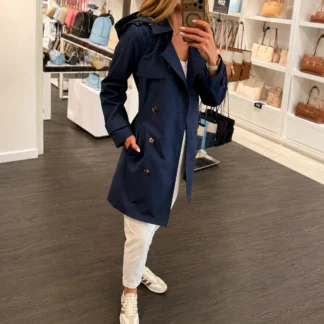 Trench coat Michael Kors para mujer con cinturón original disponible en Trendstore Chile. Vista frontal de la gabardina Michael Kors con cinturón y cierre de botones. Detalle del tejido de poliéster y acabados del trench coat Michael Kors original. Vista lateral de la gabardina Michael Kors con cinturón para definir la silueta femenina. Trench coat Michael Kors para mujer ideal para looks elegantes y de entretiempo. Gabardina Michael Kors original con compra segura y envío a todo Chile desde Trendstore Chile. Detalle del cinturón y cierre frontal con botones del trench coat Michael Kors. Trench coat Michael Kors de poliéster original para mujer, exclusivo y disponible en Trendstore Chile.
