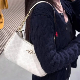 Cartera Coach Teri Shoulder Bag Signature Canvas blanco Chalk original disponible en Trendstore Chile. Vista frontal de la Coach Teri Signature Canvas White Chalk con herrajes dorados y compra segura en Chile. Detalle del monograma Signature Canvas de la cartera Coach Teri original disponible en Trendstore Chile. Vista lateral de la Coach Teri Shoulder Bag Chalk con asa desmontable y envío a todo Chile. Coach Teri Signature Canvas utilizada como crossbody con correa larga desmontable para mujer. Interior de la cartera Coach Teri con bolsillo multifunción y cierre de cremallera disponible en Trendstore Chile. Cartera Coach Teri White Chalk original para mujer con acabados premium y despacho a todo Chile. Coach Teri Shoulder Bag Signature Canvas Chalk original con compra segura y envío a todo Chile desde Trendstore Chile.