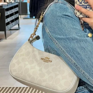 Cartera Coach Teri Shoulder Bag Signature Canvas blanco Chalk original disponible en Trendstore Chile. Vista frontal de la Coach Teri Signature Canvas White Chalk con herrajes dorados y compra segura en Chile. Detalle del monograma Signature Canvas de la cartera Coach Teri original disponible en Trendstore Chile. Vista lateral de la Coach Teri Shoulder Bag Chalk con asa desmontable y envío a todo Chile. Coach Teri Signature Canvas utilizada como crossbody con correa larga desmontable para mujer. Interior de la cartera Coach Teri con bolsillo multifunción y cierre de cremallera disponible en Trendstore Chile. Cartera Coach Teri White Chalk original para mujer con acabados premium y despacho a todo Chile. Coach Teri Shoulder Bag Signature Canvas Chalk original con compra segura y envío a todo Chile desde Trendstore Chile.