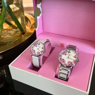 Reloj Coach Perry Giftset 28 mm plateado con esfera blanca original disponible en Trendstore Chile. Vista frontal del reloj Coach Perry para mujer con esfera blanca y brazalete de acero inoxidable plateado. Detalle de la esfera blanca del reloj Coach Perry Giftset 28 mm original con compra segura en Chile. Vista lateral del reloj Coach Perry plateado de acero inoxidable disponible en Trendstore Chile. Detalle del brazalete y cierre del reloj Coach Perry Giftset original para mujer. Reloj Coach Perry 28 mm de cuarzo para mujer original con envío a todo Chile desde Trendstore Chile. Reloj Coach Perry Giftset plateado con cristal mineral y acabado premium disponible en Trendstore Chile. Coach Perry Giftset 28 mm original para mujer, compra segura y despacho a todo Chile desde Trendstore Chile.