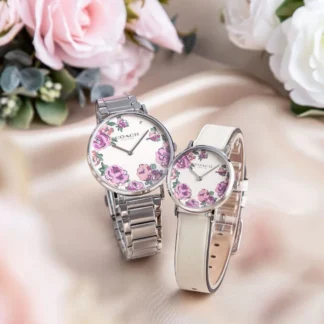 Reloj Coach Perry Giftset 28 mm plateado con esfera blanca original disponible en Trendstore Chile. Vista frontal del reloj Coach Perry para mujer con esfera blanca y brazalete de acero inoxidable plateado. Detalle de la esfera blanca del reloj Coach Perry Giftset 28 mm original con compra segura en Chile. Vista lateral del reloj Coach Perry plateado de acero inoxidable disponible en Trendstore Chile. Detalle del brazalete y cierre del reloj Coach Perry Giftset original para mujer. Reloj Coach Perry 28 mm de cuarzo para mujer original con envío a todo Chile desde Trendstore Chile. Reloj Coach Perry Giftset plateado con cristal mineral y acabado premium disponible en Trendstore Chile. Coach Perry Giftset 28 mm original para mujer, compra segura y despacho a todo Chile desde Trendstore Chile.