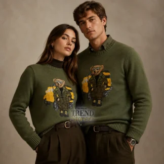 Sweater Polo Ralph Lauren Polo Bear Olive de algodón original disponible en Trendstore Chile. Vista frontal del Polo Bear Roll-Neck Sweater Olive con osito tejido y detalles bordados. Detalle del Polo Bear en intarsia con aplicaciones de ripstop del sweater Ralph Lauren original. Detalle del cuello alto y textura de algodón del sweater Polo Ralph Lauren Olive. Vista lateral del sweater Polo Bear Ralph Lauren de fit regular para hombre. Detalle de las iniciales RL bordadas a mano en el borde del sweater Polo Ralph Lauren. Sweater Polo Ralph Lauren Polo Bear Olive original para hombre con compra segura y envío a todo Chile. Polo Bear Roll-Neck Sweater original, prenda premium disponible en Trendstore Chile con despacho a todo Chile.