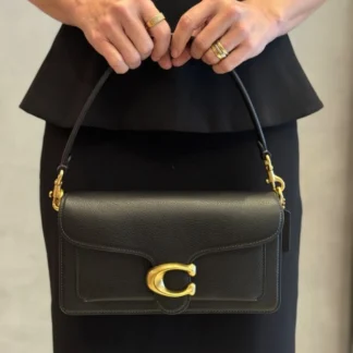 Cartera Coach Tabby Shoulder Bag 26 de cuero negro. Coach Tabby 26 negra de cuero original. Cartera Coach Tabby 26 negra con herraje dorado. Coach Tabby Shoulder Bag 26 Black Brass. Cartera Coach Tabby de cuero granulado pulido. Detalle herraje Signature Coach Tabby 26. Cartera Coach Tabby negra para mujer. Coach Tabby 26 original disponible en Trendstore Chile. Cartera Coach negra con dos correas desmontables. Coach Tabby 26 negra para llevar al hombro o cruzada. Cartera Coach Tabby original con envío a todo Chile. Palabras clave SEO Coach Tabby 26, Coach Tabby Shoulder Bag 26, cartera Coach Tabby, cartera Coach negra, Coach Tabby negra, Coach Tabby Black Brass, cartera Coach de cuero, Coach Tabby cuero negro, cartera Coach mujer, bolso Coach Tabby, Coach original Chile, Trendstore Chile. Cartera Coach Tabby Shoulder Bag 26 de cuero negro con herraje Signature dorado. Incluye dos correas desmontables para llevar al hombro, cruzada o en la mano.