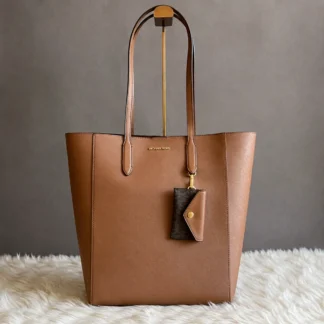 Bolso Michael Kors Vincent Grande de cuero Saffiano café. Cartera Michael Kors Vincent grande café de cuero original. Bolso de mano Michael Kors Vincent de cuero Saffiano. Michael Kors Vincent grande café con tarjetero extraíble. Detalle cuero Saffiano Michael Kors Vincent café. Bolso Michael Kors café con herrajes dorados. Cartera Michael Kors Vincent original para mujer. Bolso de mano Michael Kors grande café disponible en Trendstore Chile. Michael Kors Vincent Saffiano Leather Tote café. Bolso Michael Kors de cuero Saffiano original con envío a todo Chile. Palabras clave SEO Michael Kors Vincent, bolso Michael Kors Vincent, cartera Michael Kors Vincent, Vincent grande Michael Kors, bolso Michael Kors café, cartera Michael Kors café, Michael Kors Saffiano, bolso de cuero Saffiano, cartera de cuero café mujer, Michael Kors mujer, bolso grande Michael Kors, Trendstore Chile. Meta description Bolso Michael Kors Vincent Grande de cuero Saffiano café con herrajes dorados y tarjetero extraíble. Diseño elegante, amplio y versátil. Disponible en Trendstore Chile.