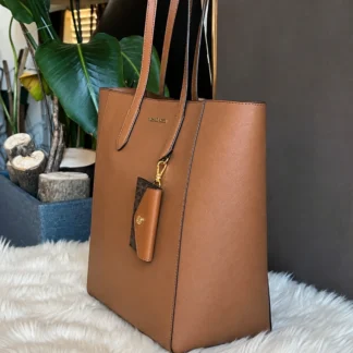 Bolso Michael Kors Vincent Grande de cuero Saffiano café. Cartera Michael Kors Vincent grande café de cuero original. Bolso de mano Michael Kors Vincent de cuero Saffiano. Michael Kors Vincent grande café con tarjetero extraíble. Detalle cuero Saffiano Michael Kors Vincent café. Bolso Michael Kors café con herrajes dorados. Cartera Michael Kors Vincent original para mujer. Bolso de mano Michael Kors grande café disponible en Trendstore Chile. Michael Kors Vincent Saffiano Leather Tote café. Bolso Michael Kors de cuero Saffiano original con envío a todo Chile. Palabras clave SEO Michael Kors Vincent, bolso Michael Kors Vincent, cartera Michael Kors Vincent, Vincent grande Michael Kors, bolso Michael Kors café, cartera Michael Kors café, Michael Kors Saffiano, bolso de cuero Saffiano, cartera de cuero café mujer, Michael Kors mujer, bolso grande Michael Kors, Trendstore Chile. Meta description Bolso Michael Kors Vincent Grande de cuero Saffiano café con herrajes dorados y tarjetero extraíble. Diseño elegante, amplio y versátil. Disponible en Trendstore Chile.