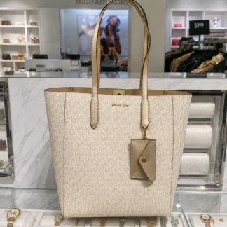 Bolso Michael Kors Vincent Grande Signature Dorado Pálido. Cartera Michael Kors Vincent grande con monedero extraíble. Bolso Michael Kors Signature de logo estampado dorado. Cartera Michael Kors Vincent grande Dorado Pálido original. Detalle logotipo Signature Michael Kors Vincent. Bolso de mano Michael Kors grande con monedero. Michael Kors Vincent Signature Tote Dorado Pálido. Cartera Michael Kors original disponible en Trendstore Chile. Bolso Michael Kors grande con herrajes dorados. Michael Kors Vincent Grande original con envío a todo Chile. Palabras clave SEO Michael Kors Vincent, Vincent Grande Michael Kors, bolso Michael Kors Vincent, cartera Michael Kors Vincent, Michael Kors Signature, bolso Michael Kors Signature, cartera Michael Kors dorada, Vincent Signature Tote, bolso grande Michael Kors, cartera con monedero Michael Kors, Michael Kors mujer, Trendstore Chile. Meta description Bolso Michael Kors Vincent Grande con logotipo Signature en Dorado Pálido y monedero extraíble. Diseño amplio, elegante y versátil. Disponible en Trendstore Chile.