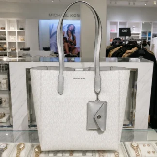 Bolso Michael Kors Vincent Grande Plateado. Cartera Michael Kors Vincent grande con tarjetero. Bolso Michael Kors Vincent Signature plateado. Cartera Michael Kors Vincent de logo estampado. Bolso Michael Kors grande plateado para mujer. Michael Kors Vincent Grande Silver. Cartera Michael Kors con herrajes plateados. Bolso Michael Kors Signature con tarjetero extraíble. Cartera Michael Kors Vincent original disponible en Trendstore Chile. Bolso Michael Kors grande original con envío a todo Chile. Palabras clave SEO Michael Kors Vincent, Vincent Grande Michael Kors, bolso Michael Kors Vincent, cartera Michael Kors Vincent, Michael Kors Signature, bolso Michael Kors Signature, cartera Michael Kors plateada, Vincent Signature Tote, bolso grande Michael Kors, cartera con tarjetero Michael Kors, Michael Kors mujer, Trendstore Chile. Meta description Bolso Michael Kors Vincent Grande en Plateado con logotipo Signature, herrajes plateados y tarjetero extraíble. Diseño amplio, elegante y versátil. Disponible en Trendstore Chile.