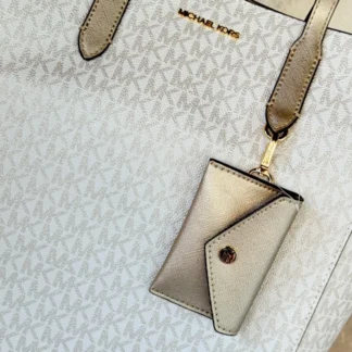 Bolso Michael Kors Vincent Grande Signature Dorado Pálido. Cartera Michael Kors Vincent grande con monedero extraíble. Bolso Michael Kors Signature de logo estampado dorado. Cartera Michael Kors Vincent grande Dorado Pálido original. Detalle logotipo Signature Michael Kors Vincent. Bolso de mano Michael Kors grande con monedero. Michael Kors Vincent Signature Tote Dorado Pálido. Cartera Michael Kors original disponible en Trendstore Chile. Bolso Michael Kors grande con herrajes dorados. Michael Kors Vincent Grande original con envío a todo Chile. Palabras clave SEO Michael Kors Vincent, Vincent Grande Michael Kors, bolso Michael Kors Vincent, cartera Michael Kors Vincent, Michael Kors Signature, bolso Michael Kors Signature, cartera Michael Kors dorada, Vincent Signature Tote, bolso grande Michael Kors, cartera con monedero Michael Kors, Michael Kors mujer, Trendstore Chile. Meta description Bolso Michael Kors Vincent Grande con logotipo Signature en Dorado Pálido y monedero extraíble. Diseño amplio, elegante y versátil. Disponible en Trendstore Chile.
