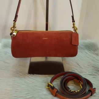- Coach Barrel Bag Suede Brass Clay - Coach Barrel Bag CDY81 - cartera Coach Barrel Bag - cartera Coach de ante y cuero - cartera Coach cilíndrica - Coach Barrel Bag mujer - cartera Coach crossbody de ante - cartera Coach shoulder bag - Coach Barrel Bag original Chile - cartera Coach original Trendstore Chile Coach Barrel Bag, Coach CDY81, cartera Coach, cartera Coach de ante, cartera Coach de cuero, Coach Barrel Bag mujer, cartera cilíndrica Coach, Coach crossbody, Coach shoulder bag, cartera Coach Suede Brass Clay, Coach original Chile, carteras de lujo mujer, Trendstore Chile. Coach Barrel Bag CDY81 en ante y cuero refinado, color Suede/Brass/Clay. Diseño cilíndrico compacto con correas desmontables para llevar al hombro o crossbody.
