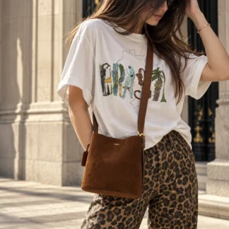 - Coach Bleecker Bucket Bag 21 Warm Brown - Coach Bleecker Bucket Bag CCW84 - cartera Coach bucket de ante - cartera Coach Warm Brown - cartera Coach de ante mujer - Coach Bleecker Bucket Bag 21 - cartera bucket Coach original - cartera Coach al hombro - cartera Coach de ante marrón - Coach original Trendstore Chile Coach Bleecker Bucket Bag, Coach CCW84, Bleecker Bucket Bag 21, cartera Coach bucket, cartera Coach de ante, cartera Coach marrón, Coach Warm Brown, cartera Coach shoulder bag, cartera bucket mujer, cartera Coach original, Coach Chile, Trendstore Chile. Cartera Coach Bleecker Bucket Bag 21 CCW84 en ante Warm Brown. Diseño bucket minimalista con correa ajustable, cierre dogleash y pouch extraíble.