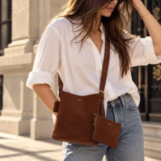 - Coach Bleecker Bucket Bag 21 Warm Brown - Coach Bleecker Bucket Bag CCW84 - cartera Coach bucket de ante - cartera Coach Warm Brown - cartera Coach de ante mujer - Coach Bleecker Bucket Bag 21 - cartera bucket Coach original - cartera Coach al hombro - cartera Coach de ante marrón - Coach original Trendstore Chile Coach Bleecker Bucket Bag, Coach CCW84, Bleecker Bucket Bag 21, cartera Coach bucket, cartera Coach de ante, cartera Coach marrón, Coach Warm Brown, cartera Coach shoulder bag, cartera bucket mujer, cartera Coach original, Coach Chile, Trendstore Chile. Cartera Coach Bleecker Bucket Bag 21 CCW84 en ante Warm Brown. Diseño bucket minimalista con correa ajustable, cierre dogleash y pouch extraíble.
