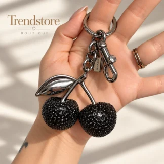- Coach Crystal Cherry Bag Charm Silver Black - charm Coach cerezas - Coach Cherry Bag Charm - charm de cerezas Coach - accesorio Coach para cartera - charm Coach con cristales - Coach Crystal Cherry Charm original - charm Coach para bolso - accesorio Coach mujer - Coach charm original Trendstore Chile Coach Crystal Cherry Bag Charm, Coach Cherry Charm, charm Coach, charm cerezas Coach, accesorio Coach cartera, charm para cartera, Coach CCD32, charm Coach con cristales, accesorio para bolso mujer, Coach original Chile, Trendstore Chile. Coach Crystal Cherry Bag Charm Silver/Black con detalles de cristales. Un charm retro y sofisticado para personalizar tu cartera, bolso o llaves.