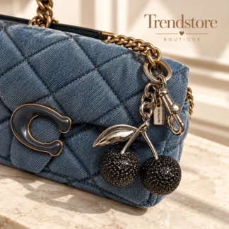 - Coach Crystal Cherry Bag Charm Silver Black - charm Coach cerezas - Coach Cherry Bag Charm - charm de cerezas Coach - accesorio Coach para cartera - charm Coach con cristales - Coach Crystal Cherry Charm original - charm Coach para bolso - accesorio Coach mujer - Coach charm original Trendstore Chile Coach Crystal Cherry Bag Charm, Coach Cherry Charm, charm Coach, charm cerezas Coach, accesorio Coach cartera, charm para cartera, Coach CCD32, charm Coach con cristales, accesorio para bolso mujer, Coach original Chile, Trendstore Chile. Coach Crystal Cherry Bag Charm Silver/Black con detalles de cristales. Un charm retro y sofisticado para personalizar tu cartera, bolso o llaves.