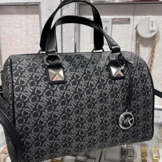 Bolso Michael Kors Grayson mediano metalizado. Cartera Michael Kors Grayson Empire metalizada. Bolso satchel Michael Kors Grayson con logo Empire. Michael Kors Grayson Medium Empire metalizado. Cartera Michael Kors metalizada con tachuelas piramidales. Bolso Michael Kors Empire con herrajes plateados. Detalle logotipo Empire metalizado Michael Kors. Bolso Grayson Michael Kors original para mujer. Cartera Michael Kors Grayson disponible en Trendstore Chile. Bolso satchel Michael Kors metalizado original con envío a todo Chile. Palabras clave SEO Michael Kors Grayson, Grayson Medium Satchel, Michael Kors Grayson Empire, bolso Michael Kors Grayson, cartera Michael Kors Grayson, bolso Michael Kors metalizado, cartera Michael Kors metalizada, Michael Kors Empire Bag, bolso satchel mujer, bolso Michael Kors con tachuelas, Michael Kors mujer, Trendstore Chile. Meta description Bolso satchel Michael Kors Grayson mediano metalizado con logotipo Empire, tachuelas piramidales y herrajes plateados. Llévalo en la mano, hombro o cruzado.