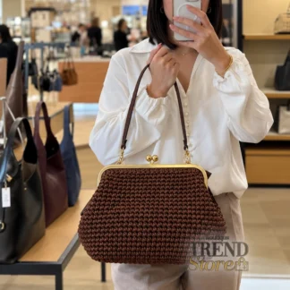 - Coach Kisslock Frame Bag 27 Maple - Coach Kisslock Frame Bag CDZ28 - cartera Coach de rafia Maple - cartera Coach de paja tejida - Coach Kisslock Bag mujer - cartera Coach Brass Maple - cartera Coach vintage - Coach Cashin Carry inspirado - cartera Coach de cuero y rafia - cartera Coach original Chile Coach Kisslock Frame Bag 27, Coach CDZ28, cartera Coach Kisslock, cartera Coach Maple, cartera Coach de rafia, cartera Coach de paja, Coach Brass Maple, Coach Cashin Carry, cartera Coach vintage, cartera Coach mujer, cartera Coach original Chile, Trendstore Chile. Cartera Coach Kisslock Frame Bag 27 CDZ28 en paja tejida y cuero refinado, color Maple con detalles Brass. Inspirada en el icónico diseño Cashin Carry de 1969.