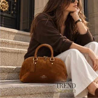 - Coach Lara Satchel Bag Warm Brown - Coach Lara Satchel CET43 - cartera Coach de ante y cuero - cartera Coach Warm Brown - cartera Coach marrón de ante - Coach Lara Satchel mujer - cartera Coach satchel de cuero - cartera Coach con correa crossbody - cartera Coach para tablet - cartera Coach original Trendstore Chile Coach Lara Satchel Bag, Coach CET43, cartera Coach Lara, cartera Coach satchel, cartera Coach de ante, cartera Coach de cuero, Coach Warm Brown, cartera Coach marrón, Coach shoulder bag, Coach crossbody, cartera Coach mujer, cartera Coach original Chile, Trendstore Chile. Cartera Coach Lara Satchel Bag CET43 en ante y cuero Warm Brown con herrajes dorados. Incluye correa desmontable y espacio para tablet de 11".