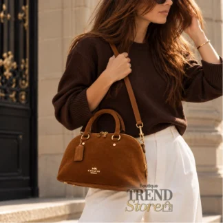 - Coach Lara Satchel Bag Warm Brown - Coach Lara Satchel CET43 - cartera Coach de ante y cuero - cartera Coach Warm Brown - cartera Coach marrón de ante - Coach Lara Satchel mujer - cartera Coach satchel de cuero - cartera Coach con correa crossbody - cartera Coach para tablet - cartera Coach original Trendstore Chile Coach Lara Satchel Bag, Coach CET43, cartera Coach Lara, cartera Coach satchel, cartera Coach de ante, cartera Coach de cuero, Coach Warm Brown, cartera Coach marrón, Coach shoulder bag, Coach crossbody, cartera Coach mujer, cartera Coach original Chile, Trendstore Chile. Cartera Coach Lara Satchel Bag CET43 en ante y cuero Warm Brown con herrajes dorados. Incluye correa desmontable y espacio para tablet de 11".