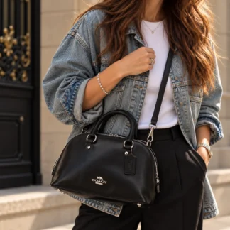 - Coach Lara Satchel Bag Black - Coach Lara Satchel CDV19 - cartera Coach negra de cuero napa - cartera Coach Lara negra - cartera Coach de cuero negro - Coach Lara Satchel mujer - cartera Coach con correa crossbody - cartera Coach negra elegante - cartera Coach para tablet - cartera Coach original Chile Coach Lara Satchel Bag, Coach CDV19, cartera Coach Lara, cartera Coach negra, cartera Coach de cuero napa, Coach Black Satchel, cartera Coach mujer, Coach shoulder bag, Coach crossbody, cartera Coach negra de cuero, cartera Coach original Chile, Trendstore Chile. Cartera Coach Lara Satchel Bag CDV19 en cuero napa brillante negro con herrajes plateados. Asa y correa desmontables, cierre y espacio para tablet de 11".