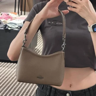 - Coach Laurel Small Shoulder Bag Dark Stone - Coach Laurel Small Shoulder Bag CBH16 - cartera Coach de cuero Dark Stone - cartera Coach Laurel pequeña - cartera Coach Gunmetal - cartera Coach de cuero granulado - Coach Laurel shoulder bag mujer - cartera Coach crossbody de cuero - cartera Coach original Chile - cartera Coach Trendstore Chile Coach Laurel Small Shoulder Bag, Coach CBH16, cartera Coach Laurel, cartera Coach pequeña, cartera Coach de cuero, cartera Coach Dark Stone, Coach Gunmetal, Coach shoulder bag, Coach crossbody, cartera de cuero granulado Coach, cartera Coach mujer, Coach original Chile, Trendstore Chile. Cartera Coach Laurel Small Shoulder Bag CBH16 en cuero granulado Dark Stone con herrajes Gunmetal. Asa y correa desmontables para usar al hombro o crossbody.
