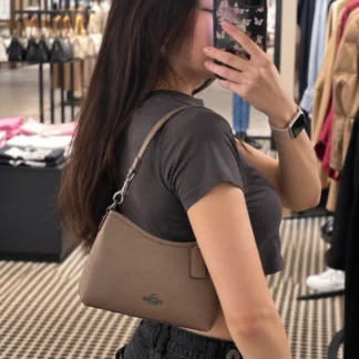 - Coach Laurel Small Shoulder Bag Dark Stone - Coach Laurel Small Shoulder Bag CBH16 - cartera Coach de cuero Dark Stone - cartera Coach Laurel pequeña - cartera Coach Gunmetal - cartera Coach de cuero granulado - Coach Laurel shoulder bag mujer - cartera Coach crossbody de cuero - cartera Coach original Chile - cartera Coach Trendstore Chile Coach Laurel Small Shoulder Bag, Coach CBH16, cartera Coach Laurel, cartera Coach pequeña, cartera Coach de cuero, cartera Coach Dark Stone, Coach Gunmetal, Coach shoulder bag, Coach crossbody, cartera de cuero granulado Coach, cartera Coach mujer, Coach original Chile, Trendstore Chile. Cartera Coach Laurel Small Shoulder Bag CBH16 en cuero granulado Dark Stone con herrajes Gunmetal. Asa y correa desmontables para usar al hombro o crossbody.