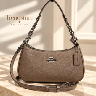 - Coach Teri Shoulder Bag Dark Stone - Coach Teri Shoulder Bag CV934 - cartera Coach de cuero granulado - cartera Coach Dark Stone - cartera Coach Gunmetal - Coach Teri Shoulder Bag mujer - cartera Coach shoulder bag - cartera Coach crossbody de cuero - cartera Coach original Chile - cartera Coach Trendstore Chile Coach Teri Shoulder Bag, Coach CV934, cartera Coach, cartera Coach de cuero, cartera Coach Dark Stone, Coach Teri mujer, cartera Coach shoulder bag, Coach crossbody, cartera de cuero granulado Coach, Coach Gunmetal, cartera Coach original, Coach Chile, Trendstore Chile. Cartera Coach Teri Shoulder Bag CV934 en cuero granulado Dark Stone con herrajes Gunmetal. Asa y correa desmontables para usar al hombro o crossbody.