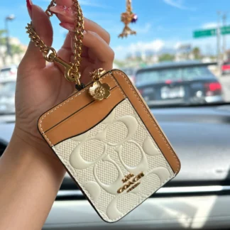 - Billetera Coach Zip Card Case Gold Light Lemon - Coach Zip Card Case Signature Leather - billetera Coach con charm - billetera Coach Signature perlada - billetera pequeña Coach mujer - Coach card case con cierre - billetera Coach Gold Light Lemon - billetera Coach original Chile - accesorio Coach mujer - billetera Coach Trendstore Chile Billetera Coach, Coach Zip Card Case, Coach Card Case, billetera Coach Signature, billetera Coach con charm, billetera pequeña mujer, billetera Coach Gold, billetera Coach Light Lemon, Coach CFI28, billetera de cuero Coach, accesorio Coach mujer, Coach original Chile, Trendstore Chile. Billetera Coach Zip Card Case Signature con charm en Gold/Light Lemon. Diseño compacto con ranuras para tarjetas, ventana ID, cierre y correa de muñeca.