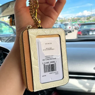 - Billetera Coach Zip Card Case Gold Light Lemon - Coach Zip Card Case Signature Leather - billetera Coach con charm - billetera Coach Signature perlada - billetera pequeña Coach mujer - Coach card case con cierre - billetera Coach Gold Light Lemon - billetera Coach original Chile - accesorio Coach mujer - billetera Coach Trendstore Chile Billetera Coach, Coach Zip Card Case, Coach Card Case, billetera Coach Signature, billetera Coach con charm, billetera pequeña mujer, billetera Coach Gold, billetera Coach Light Lemon, Coach CFI28, billetera de cuero Coach, accesorio Coach mujer, Coach original Chile, Trendstore Chile. Billetera Coach Zip Card Case Signature con charm en Gold/Light Lemon. Diseño compacto con ranuras para tarjetas, ventana ID, cierre y correa de muñeca.