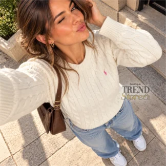 # SWEATER POLO RALPH LAUREN MUJER BLANCO CÁLIDO CABLE-KNIT DE ALGODÓN ## 1. Título SEO del producto **SWEATER POLO RALPH LAUREN MUJER BLANCO CÁLIDO TEJIDO TRENZADO DE ALGODÓN** ## 2. Descripción corta Un clásico atemporal que combina elegancia y delicadeza. 🤍 Este sweater Polo Ralph Lauren para mujer destaca por su tejido trenzado, su suave algodón peinado y el icónico Pony bordado en el pecho. Su tono blanco cálido con matices rosados aporta luminosidad y sofisticación, convirtiéndolo en una prenda versátil para crear looks femeninos con estilo *old money*. ## 3. Copy para Instagram / Reel Los clásicos tienen algo especial. 🤍✨ Este sweater Polo Ralph Lauren combina el encanto del tejido trenzado con un delicado tono blanco cálido y el inconfundible Pony bordado. Un básico elegante que se ve increíble con jeans, pantalones sastreros o una camisa debajo. **Ese estilo clásico que nunca pasa de moda, en Trendstore Chile.** ## 4. Descripción larga SEO El sweater Cable-Knit Cotton Jumper de Polo Ralph Lauren para mujer es una prenda clásica que destaca por su diseño sofisticado y su estética atemporal. Confeccionado en 100% algodón peinado, presenta un tejido trenzado de grosor medio que aporta textura y un acabado elegante. Su cuello redondo y el icónico Pony bordado en el pecho reflejan la esencia de Polo Ralph Lauren, combinando tradición y estilo contemporáneo. El color Warm White/Hint of Pink, un blanco cálido con un sutil matiz rosado, aporta delicadeza y permite combinarlo fácilmente con distintos tonos. Este sweater de algodón para mujer es ideal para crear looks inspirados en la estética *old money*, el estilo preppy y la elegancia casual. Puedes llevarlo con jeans, pantalones de vestir, faldas o sobre una camisa para conseguir un outfit más clásico. Además, el algodón utilizado forma parte de una iniciativa vinculada a la misión Better Cotton™, orientada a apoyar a las comunidades productoras de algodón y promover prácticas más responsables con el medioambiente. El fabricante aclara que, debido al sistema de balance de masas utilizado, el producto puede no contener físicamente algodón Better Cotton™. Encuentra este sweater Polo Ralph Lauren para mujer en Trendstore Chile y añade a tu clóset una prenda versátil, cómoda y elegante que trasciende las temporadas. ## 5. Características - **Marca:** Polo Ralph Lauren. - **Tipo de prenda:** Sweater de mujer. - **Modelo:** Cable-Knit Cotton Jumper. - **Color:** Warm White/Hint of Pink. - **Diseño:** Tejido trenzado. - **Cuello:** Redondo. - **Detalle distintivo:** Pony bordado en el pecho. - **Tejido:** Algodón peinado de grosor medio. - **Estilo:** Clásico, preppy y *old money*. - **Cuidado:** Lavable a máquina. - **Iniciativa de algodón:** Vinculada a la misión Better Cotton™, mediante un sistema de balance de masas. ## 6. Materiales y composición - **100% algodón.** - Algodón peinado de grosor medio. **Nota sobre Better Cotton™:** El fabricante indica que el producto se obtiene mediante un sistema de balance de masas, por lo que no necesariamente contiene algodón Better Cotton™ de forma física. ## 7. Medidas y tallaje Las medidas específicas y las tallas disponibles no fueron proporcionadas. Se recomienda revisar la guía de tallas antes de comprar. ## 8. Color **Warm White/Hint of Pink:** blanco cálido con un sutil matiz rosado. ## 9. Modelo / Style Number - **Modelo:** Cable-Knit Cotton Jumper. - **Número de producto:** No especificado en la información proporcionada. ## 10. Público Mujer. ## 11. Disponibilidad Disponible en Trendstore Chile, según disponibilidad de stock. ## 12. SEO para imágenes 1. Sweater Polo Ralph Lauren mujer blanco cálido. 2. Sweater Polo Ralph Lauren Cable-Knit Cotton Jumper. 3. Sweater mujer de algodón tejido trenzado. 4. Sweater Polo Ralph Lauren Warm White Hint of Pink. 5. Sweater blanco con Pony bordado Polo Ralph Lauren. 6. Detalle tejido trenzado sweater Polo Ralph Lauren. 7. Sweater de algodón mujer estilo old money. 8. Sweater Polo Ralph Lauren original mujer. 9. Sweater Polo Ralph Lauren en Trendstore Chile. 10. Sweater trenzado blanco mujer Chile. ## 13. Palabras clave SEO sweater Polo Ralph Lauren mujer, sweater blanco mujer, sweater de algodón mujer, sweater tejido trenzado, sweater Cable-Knit Cotton Jumper, sweater Polo Ralph Lauren blanco cálido, sweater con Pony bordado, sweater estilo old money, ropa Polo Ralph Lauren Chile, Trendstore Chile. ## 14. Meta description Descubre el sweater Polo Ralph Lauren para mujer en blanco cálido, confeccionado en 100% algodón con tejido trenzado y Pony bordado. En Trendstore Chile.