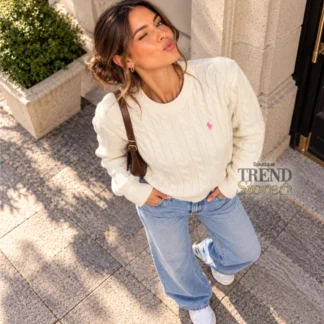 # SWEATER POLO RALPH LAUREN MUJER BLANCO CÁLIDO CABLE-KNIT DE ALGODÓN ## 1. Título SEO del producto **SWEATER POLO RALPH LAUREN MUJER BLANCO CÁLIDO TEJIDO TRENZADO DE ALGODÓN** ## 2. Descripción corta Un clásico atemporal que combina elegancia y delicadeza. 🤍 Este sweater Polo Ralph Lauren para mujer destaca por su tejido trenzado, su suave algodón peinado y el icónico Pony bordado en el pecho. Su tono blanco cálido con matices rosados aporta luminosidad y sofisticación, convirtiéndolo en una prenda versátil para crear looks femeninos con estilo *old money*. ## 3. Copy para Instagram / Reel Los clásicos tienen algo especial. 🤍✨ Este sweater Polo Ralph Lauren combina el encanto del tejido trenzado con un delicado tono blanco cálido y el inconfundible Pony bordado. Un básico elegante que se ve increíble con jeans, pantalones sastreros o una camisa debajo. **Ese estilo clásico que nunca pasa de moda, en Trendstore Chile.** ## 4. Descripción larga SEO El sweater Cable-Knit Cotton Jumper de Polo Ralph Lauren para mujer es una prenda clásica que destaca por su diseño sofisticado y su estética atemporal. Confeccionado en 100% algodón peinado, presenta un tejido trenzado de grosor medio que aporta textura y un acabado elegante. Su cuello redondo y el icónico Pony bordado en el pecho reflejan la esencia de Polo Ralph Lauren, combinando tradición y estilo contemporáneo. El color Warm White/Hint of Pink, un blanco cálido con un sutil matiz rosado, aporta delicadeza y permite combinarlo fácilmente con distintos tonos. Este sweater de algodón para mujer es ideal para crear looks inspirados en la estética *old money*, el estilo preppy y la elegancia casual. Puedes llevarlo con jeans, pantalones de vestir, faldas o sobre una camisa para conseguir un outfit más clásico. Además, el algodón utilizado forma parte de una iniciativa vinculada a la misión Better Cotton™, orientada a apoyar a las comunidades productoras de algodón y promover prácticas más responsables con el medioambiente. El fabricante aclara que, debido al sistema de balance de masas utilizado, el producto puede no contener físicamente algodón Better Cotton™. Encuentra este sweater Polo Ralph Lauren para mujer en Trendstore Chile y añade a tu clóset una prenda versátil, cómoda y elegante que trasciende las temporadas. ## 5. Características - **Marca:** Polo Ralph Lauren. - **Tipo de prenda:** Sweater de mujer. - **Modelo:** Cable-Knit Cotton Jumper. - **Color:** Warm White/Hint of Pink. - **Diseño:** Tejido trenzado. - **Cuello:** Redondo. - **Detalle distintivo:** Pony bordado en el pecho. - **Tejido:** Algodón peinado de grosor medio. - **Estilo:** Clásico, preppy y *old money*. - **Cuidado:** Lavable a máquina. - **Iniciativa de algodón:** Vinculada a la misión Better Cotton™, mediante un sistema de balance de masas. ## 6. Materiales y composición - **100% algodón.** - Algodón peinado de grosor medio. **Nota sobre Better Cotton™:** El fabricante indica que el producto se obtiene mediante un sistema de balance de masas, por lo que no necesariamente contiene algodón Better Cotton™ de forma física. ## 7. Medidas y tallaje Las medidas específicas y las tallas disponibles no fueron proporcionadas. Se recomienda revisar la guía de tallas antes de comprar. ## 8. Color **Warm White/Hint of Pink:** blanco cálido con un sutil matiz rosado. ## 9. Modelo / Style Number - **Modelo:** Cable-Knit Cotton Jumper. - **Número de producto:** No especificado en la información proporcionada. ## 10. Público Mujer. ## 11. Disponibilidad Disponible en Trendstore Chile, según disponibilidad de stock. ## 12. SEO para imágenes 1. Sweater Polo Ralph Lauren mujer blanco cálido. 2. Sweater Polo Ralph Lauren Cable-Knit Cotton Jumper. 3. Sweater mujer de algodón tejido trenzado. 4. Sweater Polo Ralph Lauren Warm White Hint of Pink. 5. Sweater blanco con Pony bordado Polo Ralph Lauren. 6. Detalle tejido trenzado sweater Polo Ralph Lauren. 7. Sweater de algodón mujer estilo old money. 8. Sweater Polo Ralph Lauren original mujer. 9. Sweater Polo Ralph Lauren en Trendstore Chile. 10. Sweater trenzado blanco mujer Chile. ## 13. Palabras clave SEO sweater Polo Ralph Lauren mujer, sweater blanco mujer, sweater de algodón mujer, sweater tejido trenzado, sweater Cable-Knit Cotton Jumper, sweater Polo Ralph Lauren blanco cálido, sweater con Pony bordado, sweater estilo old money, ropa Polo Ralph Lauren Chile, Trendstore Chile. ## 14. Meta description Descubre el sweater Polo Ralph Lauren para mujer en blanco cálido, confeccionado en 100% algodón con tejido trenzado y Pony bordado. En Trendstore Chile.