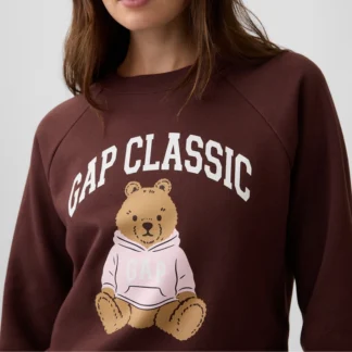 # POLERÓN GAP MUJER CAFÉ CLASSIC BRANNAN BEAR ## 1. Título SEO del producto **POLERÓN GAP MUJER CAFÉ CON OSO BRANNAN BEAR Y LOGO GAP** ## 2. Descripción corta Un clásico de GAP en un tono café profundo y sofisticado. 🤎 Este polerón para mujer destaca por su estampado frontal GAP CLASSIC y el adorable oso Brannan Bear, que lleva un polerón rosado con el logo de la marca. Su diseño de cuello redondo y mangas largas combina comodidad con un estilo casual y juvenil, perfecto para darle personalidad a tus looks diarios. ## 3. Copy para Instagram / Reel El osito más lindo, ahora en versión café. 🧸🤎 Este polerón GAP combina un tono café precioso con el icónico Brannan Bear y su polerón rosado. Una mezcla de estilo college y detalles tiernos que hace que un básico se transforme en el protagonista del outfit. Con jeans, pantalones grises o joggers para un look cómodo y con onda. **Encuéntralo en Trendstore Chile.** ## 4. Descripción larga SEO El polerón GAP Classic Brannan Bear para mujer combina el estilo casual característico de GAP con un diseño gráfico original y lleno de personalidad. Su color café oscuro aporta un aire cálido y moderno, mientras que el estampado frontal presenta la inscripción GAP CLASSIC junto al icónico oso Brannan Bear, vestido con un polerón rosado con el logo GAP. Su diseño incluye cuello redondo, mangas largas y terminaciones acanaladas en los puños y el borde inferior. La silueta de inspiración deportiva permite combinarlo fácilmente con jeans, pantalones casuales, joggers o leggings para crear outfits cómodos y actuales. El contraste entre el café, el rosado y los tonos claros del estampado convierte esta prenda en una alternativa especial para quienes buscan un polerón versátil con un detalle gráfico distintivo. Es ideal para el día a día, salidas informales y fines de semana. Encuentra este polerón GAP para mujer en Trendstore Chile y añade a tu clóset una prenda cómoda, combinable y con el encanto del clásico Brannan Bear. ## 5. Características - **Marca:** GAP. - **Tipo de prenda:** Polerón. - **Modelo:** GAP Classic Brannan Bear. - **Público:** Mujer. - **Color:** Café oscuro. - **Diseño frontal:** Logo GAP CLASSIC y oso Brannan Bear. - **Detalle del estampado:** Oso con polerón rosado y logo GAP. - **Cuello:** Redondo. - **Mangas:** Largas. - **Terminaciones:** Puños y pretina acanalados. - **Estilo:** Casual, deportivo y college. ## 6. Materiales y composición La composición exacta del tejido no está especificada en la información proporcionada. ## 7. Medidas y tallaje Las medidas específicas y las tallas disponibles no fueron proporcionadas. Se recomienda revisar la guía de tallas antes de comprar. ## 8. Color **Café oscuro**, con estampado en beige, rosado y blanco. ## 9. Modelo / Style Number - **Modelo:** GAP Classic Brannan Bear. - **Número de producto:** No especificado en la información proporcionada. ## 10. Público Mujer. ## 11. Disponibilidad Disponible en Trendstore Chile, según disponibilidad de stock. ## 12. SEO para imágenes 1. Polerón GAP mujer café Brannan Bear. 2. Polerón GAP Classic café para mujer. 3. Polerón café GAP con oso estampado. 4. Polerón GAP mujer con Brannan Bear rosado. 5. Polerón GAP cuello redondo café mujer. 6. Detalle oso Brannan Bear polerón GAP. 7. Polerón GAP estilo college para mujer. 8. Polerón café oscuro GAP original. 9. Polerón GAP mujer en Trendstore Chile. 10. Polerón GAP café mujer Chile. ## 13. Palabras clave SEO polerón GAP mujer, polerón café GAP, polerón GAP Brannan Bear, polerón GAP Classic, polerón con oso, polerón café mujer, polerón estilo college, ropa GAP mujer Chile, polerón GAP original, Trendstore Chile. ## 14. Meta description Descubre el polerón GAP Classic Brannan Bear para mujer en café, con estampado del icónico oso y detalles rosados. Disponible en Trendstore Chile.