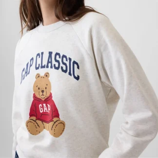 # POLERÓN GAP MUJER BLANCO CLASSIC BRANNAN BEAR ## 1. Título SEO del producto **POLERÓN GAP MUJER BLANCO JASPEADO CON OSO BRANNAN BEAR** ## 2. Descripción corta Un clásico que nunca pasa de moda, con un toque adorable. 🤍 Este polerón GAP para mujer destaca por su color blanco jaspeado y el estampado frontal del icónico oso Brannan Bear, vestido con un polerón rojo con el logo GAP. Su diseño casual de cuello redondo y mangas largas es perfecto para crear looks cómodos, relajados y con estilo. ## 3. Copy para Instagram / Reel El osito GAP tiene nueva tenida. 🧸❤️ Este polerón blanco jaspeado combina el estilo college de GAP CLASSIC con el adorable Brannan Bear vestido de rojo. Un diseño entretenido que transforma un básico en el protagonista de tu outfit. Con jeans y zapatillas blancas para un look casual, cómodo y lleno de onda. **Encuéntralo en Trendstore Chile.** ## 4. Descripción larga SEO El polerón GAP Classic Brannan Bear para mujer combina el estilo universitario estadounidense con un diseño gráfico lleno de personalidad. Su tono blanco jaspeado aporta luminosidad y facilita las combinaciones, mientras que el estampado frontal presenta la inscripción GAP CLASSIC en azul junto al icónico oso Brannan Bear, vestido con un polerón rojo con el logo GAP. Su diseño de cuello redondo, mangas largas y silueta casual lo convierte en una prenda versátil para el día a día. Las mangas con corte raglán aportan un detalle deportivo, mientras que sus terminaciones complementan su estética relajada. Puedes combinar este polerón blanco GAP con jeans, pantalones de mezclilla, joggers o leggings para crear outfits cómodos y actuales. También funciona muy bien con prendas neutras, dejando que el estampado del oso sea el protagonista. Encuentra este polerón GAP para mujer en Trendstore Chile y añade a tu clóset un básico versátil con el encanto del icónico Brannan Bear. ## 5. Características - **Marca:** GAP. - **Tipo de prenda:** Polerón. - **Modelo:** GAP Classic Brannan Bear. - **Público:** Mujer. - **Color:** Blanco jaspeado. - **Diseño frontal:** Inscripción GAP CLASSIC y oso Brannan Bear. - **Detalle del estampado:** Oso con polerón rojo y logo GAP. - **Cuello:** Redondo. - **Mangas:** Largas, con corte raglán. - **Estilo:** Casual, deportivo y college. ## 6. Materiales y composición La composición exacta del tejido no está especificada en la información proporcionada. ## 7. Medidas y tallaje Las medidas específicas y las tallas disponibles no fueron proporcionadas. Se recomienda revisar la guía de tallas antes de comprar. ## 8. Color **Blanco jaspeado**, con estampado azul, rojo y beige. ## 9. Modelo / Style Number - **Modelo:** GAP Classic Brannan Bear. - **Número de producto:** No especificado en la información proporcionada. ## 10. Público Mujer. ## 11. Disponibilidad Disponible en Trendstore Chile, según disponibilidad de stock. ## 12. SEO para imágenes 1. Polerón GAP mujer blanco jaspeado Brannan Bear. 2. Polerón GAP Classic blanco para mujer. 3. Polerón blanco GAP con oso estampado. 4. Polerón GAP mujer con Brannan Bear rojo. 5. Polerón GAP cuello redondo blanco mujer. 6. Detalle oso Brannan Bear polerón GAP. 7. Polerón GAP estilo college para mujer. 8. Polerón blanco jaspeado GAP original. 9. Polerón GAP mujer en Trendstore Chile. 10. Polerón GAP blanco mujer Chile. ## 13. Palabras clave SEO polerón GAP mujer, polerón blanco GAP, polerón GAP Brannan Bear, polerón GAP Classic, polerón con oso, polerón blanco jaspeado mujer, polerón estilo college, ropa GAP mujer Chile, polerón GAP original, Trendstore Chile. ## 14. Meta description Descubre el polerón GAP Classic Brannan Bear para mujer en blanco jaspeado, con el icónico oso en rojo y estilo college. Disponible en Trendstore Chile.