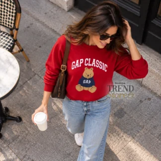 # POLERÓN GAP MUJER ROJO CLASSIC BRANNAN BEAR ## 1. Título SEO del producto **POLERÓN GAP MUJER ROJO CON OSO BRANNAN BEAR Y LOGO GAP** ## 2. Descripción corta Un clásico de GAP con un toque nostálgico y entretenido. ❤️ Este polerón rojo destaca por su estampado frontal del icónico oso Brannan Bear, vestido con un polerón azul con el logo GAP, acompañado de las letras GAP CLASSIC. Su diseño casual y su llamativo color lo convierten en una prenda ideal para darle personalidad a tus outfits de todos los días. ## 3. Copy para Instagram / Reel El oso más icónico se robó el protagonismo. 🧸❤️ Este polerón GAP tiene todo para convertirse en tu favorito: rojo intenso, el adorable Brannan Bear y ese estilo college que nunca falla. Con jeans, zapatillas y actitud, tienes un look casual con mucha personalidad. **Disponible en Trendstore Chile.** ## 4. Descripción larga SEO El polerón GAP Classic Brannan Bear para mujer combina el estilo casual estadounidense con uno de los diseños más reconocibles de la marca. Su color rojo intenso aporta energía al outfit, mientras que el estampado frontal presenta al icónico oso Brannan Bear con un polerón azul que lleva el logo GAP, acompañado por la inscripción GAP CLASSIC en letras destacadas. Su diseño de cuello redondo, mangas largas y terminaciones acanaladas ofrece una estética deportiva inspirada en el estilo universitario o *college*. Es una prenda versátil para combinar con jeans, pantalones casuales, leggings o shorts de mezclilla, creando looks cómodos y actuales. El oso Brannan Bear aporta un detalle gráfico divertido y distintivo, ideal para quienes disfrutan de prendas con personalidad y un aire relajado. Puedes usar este polerón GAP en salidas informales, fines de semana o para darle un toque de color a tus outfits cotidianos. Encuentra este polerón GAP para mujer en Trendstore Chile y suma a tu clóset un diseño clásico, cómodo y lleno de carácter. ## 5. Características - **Marca:** GAP. - **Tipo de prenda:** Polerón. - **Público:** Mujer. - **Color:** Rojo. - **Diseño frontal:** Estampado GAP CLASSIC con el oso Brannan Bear. - **Cuello:** Redondo. - **Mangas:** Largas. - **Terminaciones:** Puños y pretina acanalados. - **Estilo:** Casual, deportivo y universitario. - **Calce:** No especificado en la información proporcionada. ## 6. Materiales y composición La composición exacta de la tela no está especificada en la información proporcionada. ## 7. Medidas y tallaje Las medidas y las tallas disponibles no fueron proporcionadas. Se recomienda revisar la guía de tallas antes de comprar. ## 8. Color **Rojo**, con estampado frontal en beige, azul y blanco. ## 9. Modelo / Style Number - **Modelo:** GAP Classic Brannan Bear. - **Número de producto:** No especificado en la información proporcionada. ## 10. Público Mujer. ## 11. Disponibilidad Disponible en Trendstore Chile, según disponibilidad de stock. ## 12. SEO para imágenes 1. Polerón GAP mujer rojo Brannan Bear. 2. Polerón GAP Classic rojo para mujer. 3. Polerón rojo GAP con oso estampado. 4. Polerón GAP mujer con Brannan Bear azul. 5. Polerón GAP cuello redondo rojo mujer. 6. Detalle oso Brannan Bear polerón GAP. 7. Polerón GAP estilo college para mujer. 8. Polerón rojo GAP original mujer. 9. Polerón GAP mujer en Trendstore Chile. 10. Polerón GAP rojo mujer Chile. ## 13. Palabras clave SEO polerón GAP mujer, polerón rojo GAP, polerón GAP Brannan Bear, polerón GAP Classic, polerón con oso, polerón rojo mujer, polerón estilo college, ropa GAP mujer Chile, polerón GAP original, Trendstore Chile. ## 14. Meta description Descubre el polerón GAP Classic Brannan Bear para mujer en rojo, con estampado del icónico oso y estilo casual universitario. En Trendstore Chile.