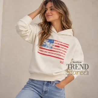 # POLERÓN POLO RALPH LAUREN MUJER FLAG FRENCH TERRY BLANCO CON CAPUCHA ## 1. Título SEO del producto **POLERÓN POLO RALPH LAUREN MUJER BLANCO CON CAPUCHA FLAG PATCHWORK** ## 2. Descripción corta Un clásico con inspiración americana y detalles únicos. Este polerón blanco Polo Ralph Lauren destaca por su capucha y su aplicación frontal de la bandera estadounidense, diseñada con un efecto patchwork que aporta originalidad. El bordado de cadena con las iniciales «RL» completa esta prenda casual con el estilo icónico de la marca. ## 3. Copy para Instagram / Reel El blanco nunca es aburrido cuando tiene estos detalles. 🤍🇺🇸 Este polerón Polo Ralph Lauren combina un diseño clásico con una bandera americana estilo patchwork y las iniciales «RL» bordadas al frente. Cómodo, versátil y perfecto para combinar con jeans, leggings o pantalones claros. Ese básico especial que transforma cualquier look. **Encuéntralo en Trendstore Chile.** ## 4. Descripción larga SEO El polerón Polo Ralph Lauren Flag French Cotton Terry Hoodie para mujer combina la comodidad de una prenda casual con detalles gráficos inspirados en la tradición americana de la marca. Su color blanco aporta luminosidad y versatilidad, mientras que la aplicación frontal de la bandera estadounidense se convierte en el elemento protagonista del diseño. La bandera presenta una composición inspirada en el patchwork, con diferentes detalles que le dan una apariencia artesanal y distintiva. En la parte frontal también incorpora las iniciales «RL» realizadas con puntadas de bordado de cadena, un acabado que añade textura y personalidad. Está confeccionado en tejido French Terry, reconocido por su estructura de pequeños bucles en el interior. El diseño incluye capucha y una silueta informal, ideal para crear looks cómodos con un toque clásico y deportivo. Puedes combinarlo con jeans, leggings, pantalones deportivos o shorts para conseguir outfits versátiles durante todo el año. En Trendstore Chile, este polerón Polo Ralph Lauren es una alternativa para quienes buscan prendas casuales con detalles originales y el estilo característico de la marca. ## 5. Características - **Marca:** Polo Ralph Lauren. - **Tipo de prenda:** Polerón con capucha. - **Modelo:** Flag French Cotton Terry Hoodie. - **Público:** Mujer. - **Color:** Blanco. - **Diseño frontal:** Aplicación de bandera estadounidense con inspiración patchwork. - **Detalle adicional:** Iniciales «RL» con bordado de cadena. - **Tejido:** French Terry de algodón. - **Estilo:** Casual, deportivo y clásico. - **Origen:** No especificado en la información proporcionada. ## 6. Materiales y composición - **Material:** Tejido French Terry de algodón. - **Porcentaje exacto de composición:** No especificado en la información proporcionada. ## 7. Medidas y tallaje El fabricante clasifica el modelo en la línea juvenil de tallas 7–16. Las equivalencias específicas y las medidas de la prenda no fueron proporcionadas. Como se publicará para mujer, se recomienda verificar las medidas antes de elegir la talla. ## 8. Color **Blanco.** ## 9. Modelo / Style Number - **Modelo:** Flag French Cotton Terry Hoodie. - **Referencia del fabricante:** 100089811. ## 10. Público Mujer. ## 11. Disponibilidad Disponible en Trendstore Chile, según disponibilidad de stock. ## 12. SEO para imágenes 1. Polerón Polo Ralph Lauren blanco mujer con capucha. 2. Polerón Polo Ralph Lauren Flag French Terry Hoodie. 3. Polerón blanco Polo Ralph Lauren con bandera americana. 4. Polerón Polo Ralph Lauren con diseño patchwork. 5. Polerón blanco con iniciales RL bordadas. 6. Detalle bandera americana polerón Polo Ralph Lauren. 7. Polerón de algodón French Terry Polo Ralph Lauren. 8. Polerón Polo Ralph Lauren blanco estilo casual mujer. 9. Polerón Polo Ralph Lauren original en Trendstore Chile. 10. Polerón blanco Polo Ralph Lauren mujer Chile. ## 13. Palabras clave SEO polerón Polo Ralph Lauren mujer, polerón blanco mujer, polerón con capucha mujer, polerón Flag French Terry, polerón con bandera americana, polerón patchwork Polo Ralph Lauren, polerón blanco de algodón, polerón RL bordado, ropa Polo Ralph Lauren Chile, Trendstore Chile. ## 14. Meta description Descubre el polerón blanco Polo Ralph Lauren Flag French Terry para mujer, con capucha, bandera americana estilo patchwork y bordado RL. En Trendstore Chile.