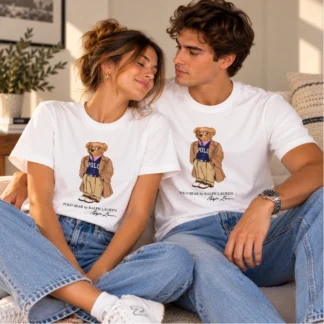 La polera Polo Ralph Lauren Polo Bear combina el estilo clásico de la marca con un diseño sofisticado y lleno de personalidad. En color blanco, destaca por su icónico osito con un look preppy que aporta un toque distintivo y atemporal. Una prenda versátil, ideal para elevar tus outfits casuales con el sello inconfundible de Ralph Lauren. 🤍 ✦ **Nota importante:** Modelo unisex. En hombre calza de manera normal según la talla habitual. Para mujer recomendamos elegir una talla menos de la que utilizas normalmente para obtener un ajuste más favorecedor. Si prefieres un look más relajado u oversize, puedes optar por tu talla habitual.