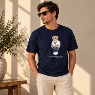 La polera Polo Ralph Lauren Polo Bear combina el estilo clásico de la marca con un diseño icónico y lleno de personalidad. En color azul marino, destaca por su estampado del emblemático osito Polo Bear, ideal para crear looks casuales, versátiles y atemporales. 💙 ✦ **Nota importante:** Modelo unisex. En hombre calza de manera normal según la talla habitual. Para mujer recomendamos elegir una talla menos de la que utilizas normalmente para obtener un ajuste más favorecedor. Si prefieres un look más relajado u oversize, puedes optar por tu talla habitual.