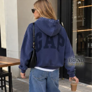 # POLERÓN GAP MUJER AZUL OVERSIZED CON CAPUCHA Y LOGO EN LA ESPALDA ## 1. Título SEO del producto **POLERÓN GAP MUJER AZUL MARINO OVERSIZED CON CAPUCHA Y LOGO GAP** ## 2. Descripción corta Estilo urbano y comodidad en una sola prenda. 💙 Este polerón GAP para mujer destaca por su intenso color azul marino, su calce oversized y el gran logo GAP en tono oscuro estampado en la espalda. Su capucha y su acabado de apariencia desgastada le dan un aire moderno y relajado, perfecto para elevar tus outfits casuales. ## 3. Copy para Instagram / Reel El azul que transforma cualquier look. 💙 Este polerón GAP tiene ese estilo relajado que se ve increíble sin esfuerzo. Su diseño oversized, el acabado lavado y el logo XL en la espalda lo convierten en una prenda con personalidad. Combínalo con jeans y zapatillas para un look urbano, cómodo y con toda la onda. **Encuéntralo en Trendstore Chile.** ## 4. Descripción larga SEO El polerón GAP Hoodie Logo para mujer en color azul marino combina la esencia deportiva de GAP con una silueta oversized de inspiración urbana. Su diseño holgado aporta una apariencia relajada y contemporánea, mientras que el gran logotipo GAP en tono oscuro en la espalda crea un contraste sutil y distintivo. Cuenta con capucha, mangas largas y terminaciones acanaladas que complementan su estilo casual. El acabado de apariencia desgastada aporta profundidad al color azul y le da un carácter moderno, ideal para quienes prefieren prendas cómodas con detalles gráficos protagonistas. Este polerón azul GAP es fácil de combinar con jeans, pantalones cargo, leggings o joggers. Puedes llevarlo con zapatillas para un look deportivo o incorporarlo a un outfit casual de fin de semana. Su calce oversized ofrece una silueta amplia. Si prefieres un ajuste más clásico, la recomendación indicada para este modelo es elegir dos o tres tallas menos que tu talla habitual, considerando siempre la guía de tallas disponible. Encuentra este polerón GAP azul para mujer en Trendstore Chile y suma a tu clóset una prenda versátil, cómoda y con estilo urbano. ## 5. Características - **Marca:** GAP. - **Tipo de prenda:** Polerón con capucha. - **Público:** Mujer. - **Color:** Azul marino. - **Diseño:** Logo GAP de gran tamaño en la espalda. - **Calce:** Oversized, holgado. - **Capucha:** Sí. - **Mangas:** Largas. - **Terminaciones:** Puños y pretina acanalados. - **Acabado visual:** Efecto lavado o desgastado. - **Estilo:** Urbano, deportivo y casual. ## 6. Materiales y composición La composición exacta del tejido no está especificada en la información proporcionada. ## 7. Medidas y tallaje - **Calce:** Oversized y holgado. - **Largo:** No especificado. - **Recomendación:** Para un ajuste más clásico, considera elegir dos o tres tallas menos que tu talla habitual, según la indicación del fabricante. - **Medidas exactas:** No especificadas. ## 8. Color **Azul marino**, con acabado de apariencia desgastada y logo GAP en tono oscuro en la espalda. ## 9. Modelo / Style Number - **Modelo:** GAP Hoodie Logo. - **Número de producto:** No especificado en la información proporcionada. ## 10. Público Mujer. ## 11. Disponibilidad Disponible en Trendstore Chile, según disponibilidad de stock. ## 12. SEO para imágenes 1. Polerón GAP mujer azul marino oversized. 2. Polerón GAP azul con capucha para mujer. 3. Polerón GAP Hoodie Logo azul mujer. 4. Polerón azul GAP con logo grande en la espalda. 5. Polerón GAP mujer acabado desgastado. 6. Polerón GAP azul estilo urbano mujer. 7. Espalda polerón GAP azul marino. 8. Polerón GAP oversized mujer original. 9. Polerón GAP azul en Trendstore Chile. 10. Polerón GAP mujer azul marino Chile. ## 13. Palabras clave SEO polerón GAP mujer, polerón azul GAP, polerón GAP azul marino, polerón oversized mujer, polerón GAP con capucha, polerón GAP logo espalda, polerón azul desgastado, polerón urbano mujer, ropa GAP mujer Chile, Trendstore Chile. ## 14. Meta description Descubre el polerón GAP azul marino para mujer, con capucha, calce oversized y logo GAP en la espalda. Estilo urbano en Trendstore Chile.