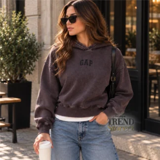 # POLERÓN GAP MUJER NEGRO MOONLESS NIGHT OVERSIZED CON CAPUCHA ## 1. Título SEO del producto **POLERÓN GAP MUJER NEGRO MOONLESS NIGHT OVERSIZED CON LOGO** ## 2. Descripción corta Estilo urbano con carácter. 🖤 Este polerón GAP para mujer destaca por su tono negro Moonless Night, su calce oversized y el gran logo GAP estampado en la espalda. Su diseño con capucha y silueta holgada aporta un look moderno y relajado, perfecto para quienes buscan comodidad sin renunciar al estilo. ## 3. Copy para Instagram / Reel Por delante, minimalista. Por detrás, todo el protagonismo. 🖤 Este polerón GAP en negro Moonless Night tiene ese estilo urbano que transforma cualquier outfit. Su calce oversized, el acabado desgastado y el logo XL en la espalda le dan una onda auténtica y diferente. Combínalo con jeans negros, denim claro o joggers para un look relajado con personalidad. **Encuéntralo en Trendstore Chile.** ## 4. Descripción larga SEO El polerón GAP Hoodie Logo para mujer en color negro Moonless Night es una prenda de inspiración urbana que combina una silueta oversized con detalles gráficos llamativos. Su tono negro de apariencia desgastada aporta profundidad al diseño, mientras que el gran logo GAP en la espalda se convierte en el protagonista de la prenda. Su diseño incorpora capucha, mangas largas y un calce holgado que ofrece una apariencia relajada y contemporánea. El acabado visual ligeramente lavado le da carácter y refuerza su estética casual, ideal para quienes buscan prendas versátiles con un toque streetwear. Puedes combinar este polerón negro GAP con jeans, pantalones cargo, leggings o joggers. También queda perfecto con zapatillas para crear un outfit urbano cómodo, moderno y fácil de llevar. El modelo oversized ofrece una silueta amplia. Si prefieres un calce más clásico, la recomendación del fabricante es elegir dos o tres tallas menos que tu talla habitual, siempre considerando las medidas disponibles. Encuentra este polerón GAP negro para mujer en Trendstore Chile y suma a tu clóset una prenda con estilo urbano, diseño protagonista y el sello clásico de la marca. ## 5. Características - **Marca:** GAP. - **Tipo de prenda:** Polerón con capucha. - **Público:** Mujer. - **Color:** Negro Moonless Night. - **Diseño:** Logo GAP de gran tamaño en la espalda. - **Calce:** Oversized, holgado. - **Capucha:** Sí. - **Mangas:** Largas. - **Acabado visual:** Efecto lavado o desgastado. - **Estilo:** Urbano, casual y streetwear. ## 6. Materiales y composición La composición exacta del tejido no está especificada en la información proporcionada. ## 7. Medidas y tallaje - **Calce:** Oversized y holgado. - **Largo:** No especificado para esta variante. - **Recomendación:** Si prefieres un ajuste más clásico, considera elegir dos o tres tallas menos que tu talla habitual, según la indicación del fabricante. - **Medidas exactas:** No especificadas. ## 8. Color **Negro Moonless Night**, con acabado visual desgastado y logo GAP negro en la espalda. ## 9. Modelo / Style Number - **Modelo:** GAP Hoodie Logo. - **Número de producto:** No especificado en la información proporcionada. ## 10. Público Mujer. ## 11. Disponibilidad Disponible en Trendstore Chile, según disponibilidad de stock. ## 12. SEO para imágenes 1. Polerón GAP mujer negro Moonless Night. 2. Polerón GAP negro oversized mujer. 3. Polerón GAP Hoodie Logo con capucha. 4. Polerón GAP mujer con logo grande en la espalda. 5. Polerón negro GAP efecto desgastado. 6. Polerón GAP oversized estilo urbano mujer. 7. Espalda polerón GAP negro Moonless Night. 8. Polerón GAP negro con capucha para mujer. 9. Polerón GAP original en Trendstore Chile. 10. Polerón GAP negro mujer Chile. ## 13. Palabras clave SEO polerón GAP mujer, polerón negro GAP, polerón GAP Moonless Night, polerón oversized mujer, polerón GAP con capucha, polerón GAP logo espalda, polerón negro desgastado, polerón urbano mujer, ropa GAP mujer Chile, Trendstore Chile. ## 14. Meta description Polerón GAP negro Moonless Night para mujer, con capucha, calce oversized y logo de gran tamaño en la espalda. Descúbrelo en Trendstore Chile.