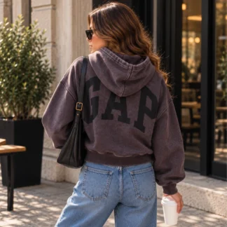 # POLERÓN GAP MUJER NEGRO MOONLESS NIGHT OVERSIZED CON CAPUCHA ## 1. Título SEO del producto **POLERÓN GAP MUJER NEGRO MOONLESS NIGHT OVERSIZED CON LOGO** ## 2. Descripción corta Estilo urbano con carácter. 🖤 Este polerón GAP para mujer destaca por su tono negro Moonless Night, su calce oversized y el gran logo GAP estampado en la espalda. Su diseño con capucha y silueta holgada aporta un look moderno y relajado, perfecto para quienes buscan comodidad sin renunciar al estilo. ## 3. Copy para Instagram / Reel Por delante, minimalista. Por detrás, todo el protagonismo. 🖤 Este polerón GAP en negro Moonless Night tiene ese estilo urbano que transforma cualquier outfit. Su calce oversized, el acabado desgastado y el logo XL en la espalda le dan una onda auténtica y diferente. Combínalo con jeans negros, denim claro o joggers para un look relajado con personalidad. **Encuéntralo en Trendstore Chile.** ## 4. Descripción larga SEO El polerón GAP Hoodie Logo para mujer en color negro Moonless Night es una prenda de inspiración urbana que combina una silueta oversized con detalles gráficos llamativos. Su tono negro de apariencia desgastada aporta profundidad al diseño, mientras que el gran logo GAP en la espalda se convierte en el protagonista de la prenda. Su diseño incorpora capucha, mangas largas y un calce holgado que ofrece una apariencia relajada y contemporánea. El acabado visual ligeramente lavado le da carácter y refuerza su estética casual, ideal para quienes buscan prendas versátiles con un toque streetwear. Puedes combinar este polerón negro GAP con jeans, pantalones cargo, leggings o joggers. También queda perfecto con zapatillas para crear un outfit urbano cómodo, moderno y fácil de llevar. El modelo oversized ofrece una silueta amplia. Si prefieres un calce más clásico, la recomendación del fabricante es elegir dos o tres tallas menos que tu talla habitual, siempre considerando las medidas disponibles. Encuentra este polerón GAP negro para mujer en Trendstore Chile y suma a tu clóset una prenda con estilo urbano, diseño protagonista y el sello clásico de la marca. ## 5. Características - **Marca:** GAP. - **Tipo de prenda:** Polerón con capucha. - **Público:** Mujer. - **Color:** Negro Moonless Night. - **Diseño:** Logo GAP de gran tamaño en la espalda. - **Calce:** Oversized, holgado. - **Capucha:** Sí. - **Mangas:** Largas. - **Acabado visual:** Efecto lavado o desgastado. - **Estilo:** Urbano, casual y streetwear. ## 6. Materiales y composición La composición exacta del tejido no está especificada en la información proporcionada. ## 7. Medidas y tallaje - **Calce:** Oversized y holgado. - **Largo:** No especificado para esta variante. - **Recomendación:** Si prefieres un ajuste más clásico, considera elegir dos o tres tallas menos que tu talla habitual, según la indicación del fabricante. - **Medidas exactas:** No especificadas. ## 8. Color **Negro Moonless Night**, con acabado visual desgastado y logo GAP negro en la espalda. ## 9. Modelo / Style Number - **Modelo:** GAP Hoodie Logo. - **Número de producto:** No especificado en la información proporcionada. ## 10. Público Mujer. ## 11. Disponibilidad Disponible en Trendstore Chile, según disponibilidad de stock. ## 12. SEO para imágenes 1. Polerón GAP mujer negro Moonless Night. 2. Polerón GAP negro oversized mujer. 3. Polerón GAP Hoodie Logo con capucha. 4. Polerón GAP mujer con logo grande en la espalda. 5. Polerón negro GAP efecto desgastado. 6. Polerón GAP oversized estilo urbano mujer. 7. Espalda polerón GAP negro Moonless Night. 8. Polerón GAP negro con capucha para mujer. 9. Polerón GAP original en Trendstore Chile. 10. Polerón GAP negro mujer Chile. ## 13. Palabras clave SEO polerón GAP mujer, polerón negro GAP, polerón GAP Moonless Night, polerón oversized mujer, polerón GAP con capucha, polerón GAP logo espalda, polerón negro desgastado, polerón urbano mujer, ropa GAP mujer Chile, Trendstore Chile. ## 14. Meta description Polerón GAP negro Moonless Night para mujer, con capucha, calce oversized y logo de gran tamaño en la espalda. Descúbrelo en Trendstore Chile.