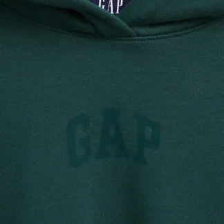 # POLERÓN GAP MUJER VERDE OVERSIZED CROPPED CON LOGO Y CAPUCHA ## 1. Título SEO del producto **POLERÓN GAP MUJER VERDE OVERSIZED CROPPED CON CAPUCHA Y LOGO** ## 2. Descripción corta Comodidad, estilo urbano y un toque moderno. 💚 Este polerón GAP para mujer destaca por su diseño oversized, largo cropped y capucha, una combinación ideal para crear outfits relajados con personalidad. Su calce holgado aporta una silueta contemporánea, mientras que el logo GAP le da ese sello clásico y reconocible de la marca. ## 3. Copy para Instagram / Reel Oversized, cropped y demasiado cómodo. 💚 Este polerón GAP verde es ese básico con onda que transforma cualquier look. Su calce holgado y su largo a la cintura quedan increíbles con jeans tiro alto, leggings o joggers. Un toque deportivo, estilo urbano y el logo que nunca falla. **Encuéntralo en Trendstore Chile.** ## 4. Descripción larga SEO El polerón GAP Hoodie Logo para mujer en color verde combina el estilo deportivo de la marca con una silueta moderna y relajada. Su diseño oversized ofrece un calce holgado que aporta comodidad y un look urbano, ideal para quienes prefieren prendas amplias y actuales. Su largo cropped llega aproximadamente a la cintura, por lo que combina especialmente bien con jeans de tiro alto, pantalones cargo, leggings y joggers. La capucha y el logo GAP completan su estética casual, convirtiéndolo en una prenda versátil para el día a día, salidas informales y fines de semana. Si prefieres un calce más clásico y menos holgado, la recomendación del fabricante es elegir dos o tres tallas menos que tu talla habitual. Antes de comprar, revisa las medidas y la guía de tallas para encontrar el ajuste que buscas. Encuentra este polerón GAP verde para mujer en Trendstore Chile y dale un toque deportivo y contemporáneo a tus outfits. ## 5. Características - **Marca:** GAP. - **Tipo de prenda:** Polerón con capucha. - **Público:** Mujer. - **Color:** Verde. - **Diseño:** Logo GAP. - **Calce:** Oversized, holgado. - **Largo:** Cropped, hasta la cintura. - **Capucha:** Sí. - **Estilo:** Urbano, deportivo y casual. - **Recomendación de tallaje:** Para un ajuste más clásico, elegir dos o tres tallas menos, según la indicación proporcionada. ## 6. Materiales y composición La composición exacta del tejido no está especificada en la información proporcionada. ## 7. Medidas y tallaje - **Largo:** Cropped, llega aproximadamente a la cintura. - **Calce:** Oversized y holgado. - **Consejo:** Si prefieres un ajuste más clásico, considera elegir dos o tres tallas menos que tu talla habitual. - **Medidas exactas:** No especificadas. ## 8. Color **Verde.** ## 9. Modelo / Style Number - **Modelo:** GAP Hoodie Logo. - **Número de producto:** No especificado en la información proporcionada. ## 10. Público Mujer. ## 11. Disponibilidad Disponible en Trendstore Chile, según disponibilidad de stock. ## 12. SEO para imágenes 1. Polerón GAP mujer verde oversized cropped. 2. Polerón GAP verde con capucha mujer. 3. Polerón GAP Hoodie Logo mujer. 4. Polerón verde GAP calce holgado. 5. Polerón GAP cropped hasta la cintura. 6. Polerón GAP oversized para mujer. 7. Polerón verde con logo GAP original. 8. Polerón GAP mujer estilo urbano. 9. Polerón GAP verde en Trendstore Chile. 10. Polerón GAP mujer original Chile. ## 13. Palabras clave SEO polerón GAP mujer, polerón verde GAP, polerón GAP oversized, polerón cropped mujer, polerón GAP con capucha, polerón verde mujer, polerón holgado mujer, polerón GAP Hoodie Logo, ropa GAP mujer Chile, Trendstore Chile. ## 14. Meta description Descubre el polerón GAP verde para mujer, con capucha, logo, calce oversized y largo cropped hasta la cintura. Disponible en Trendstore Chile.