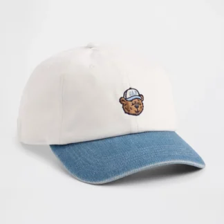 # **GORRO GAP BRANNAN BEAR LOGO BASEBALL HAT** ## DESCRIPCIÓN CORTA La **GAP Brannan Bear Logo Baseball Hat** combina el estilo clásico de una gorra de béisbol con el encanto del icónico osito Brannan. Confeccionada en una mezcla de sarga de algodón suave y denim, destaca por su bordado frontal con el osito y el logo GAP. Su correa ajustable con hebilla metálica permite adaptar el calce cómodamente. ## COPY PARA INSTAGRAM / REEL **El osito Brannan se robó el protagonismo. 🧸🧢** Esta gorra de GAP tiene ese estilo casual que combina con absolutamente todo. 🧸 Osito Brannan bordado 🧢 Diseño clásico de seis paneles 💙 Detalles en denim ✨ Logo GAP al frente 🔒 Ajuste regulable con hebilla metálica Perfecta para completar tus looks urbanos, darle un toque sporty a tu outfit o sumar un accesorio especial a tus básicos favoritos. **Un clásico GAP con un detalle demasiado lindo.** ## DESCRIPCIÓN LARGA SEO La **GAP Brannan Bear Logo Baseball Hat** es una gorra de béisbol que combina el estilo deportivo clásico con uno de los personajes más reconocibles de GAP: el osito Brannan. Está confeccionada en **sarga de algodón suave y denim**, con una estructura clásica de seis paneles y visera curva. En la parte frontal incorpora un bordado del osito Brannan acompañado del logo GAP, aportando un detalle distintivo y original. La visera de denim presenta costuras decorativas que complementan su diseño casual. Además, cuenta con una **correa ajustable en la parte posterior y cierre de hebilla metálica**, para adaptar el ajuste a tus preferencias. Es un accesorio versátil para complementar looks urbanos, deportivos y relajados. Combina fácilmente con jeans, poleras, polerones y prendas de inspiración casual. El producto fue fabricado en una planta que participa en iniciativas de RISE, orientadas a promover la equidad de género y el empoderamiento de las mujeres. Encuentra accesorios GAP originales en **Trendstore Chile**, según disponibilidad de stock. ## CARACTERÍSTICAS - Marca: **GAP** - Modelo: **Brannan Bear Logo Baseball Hat** - Diseño clásico de gorra de béisbol. - Construcción de seis paneles. - Bordado frontal del osito Brannan y logo GAP. - Visera curva de denim. - Costuras decorativas en la visera. - Correa ajustable posterior. - Hebilla metálica. - Estilo casual y deportivo. - Producto fabricado en una planta que participa en iniciativas de RISE. ## MATERIALES / COMPOSICIÓN - Sarga de algodón suave y denim. - Composición porcentual exacta no especificada en la información proporcionada. ## MEDIDAS No especificadas en la información proporcionada. ## COLOR No especificado en la información proporcionada. ## MODELO / PRODUCT NUMBER **Brannan Bear Logo Baseball Hat — Producto n.º 896723** ## PÚBLICO Unisex. ## DISPONIBILIDAD Disponible en **Trendstore Chile**, según disponibilidad de stock. ## SEO PARA IMÁGENES 1. GAP Brannan Bear Logo Baseball Hat 2. gorra GAP con osito Brannan 3. gorra GAP bordada Brannan Bear 4. gorra de béisbol GAP de algodón y denim 5. gorra GAP con logo frontal 6. GAP Brannan Bear Cap original 7. gorra GAP con visera de denim 8. gorra casual GAP unisex 9. gorra GAP original Chile 10. accesorios GAP Trendstore Chile ## PALABRAS CLAVE SEO GAP Brannan Bear Logo Baseball Hat, gorra GAP, gorra Brannan Bear, gorra GAP con osito, gorra de béisbol GAP, gorra de algodón GAP, gorra denim GAP, gorra GAP unisex, accesorios GAP originales, GAP Chile, Trendstore Chile. ## META DESCRIPTION Descubre la gorra GAP Brannan Bear Logo Baseball Hat con osito bordado, visera de denim y ajuste regulable con hebilla metálica. Disponible en Trendstore Chile.