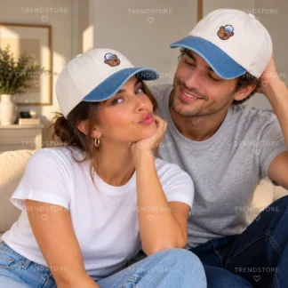 # **GORRO GAP BRANNAN BEAR LOGO BASEBALL HAT** ## DESCRIPCIÓN CORTA La **GAP Brannan Bear Logo Baseball Hat** combina el estilo clásico de una gorra de béisbol con el encanto del icónico osito Brannan. Confeccionada en una mezcla de sarga de algodón suave y denim, destaca por su bordado frontal con el osito y el logo GAP. Su correa ajustable con hebilla metálica permite adaptar el calce cómodamente. ## COPY PARA INSTAGRAM / REEL **El osito Brannan se robó el protagonismo. 🧸🧢** Esta gorra de GAP tiene ese estilo casual que combina con absolutamente todo. 🧸 Osito Brannan bordado 🧢 Diseño clásico de seis paneles 💙 Detalles en denim ✨ Logo GAP al frente 🔒 Ajuste regulable con hebilla metálica Perfecta para completar tus looks urbanos, darle un toque sporty a tu outfit o sumar un accesorio especial a tus básicos favoritos. **Un clásico GAP con un detalle demasiado lindo.** ## DESCRIPCIÓN LARGA SEO La **GAP Brannan Bear Logo Baseball Hat** es una gorra de béisbol que combina el estilo deportivo clásico con uno de los personajes más reconocibles de GAP: el osito Brannan. Está confeccionada en **sarga de algodón suave y denim**, con una estructura clásica de seis paneles y visera curva. En la parte frontal incorpora un bordado del osito Brannan acompañado del logo GAP, aportando un detalle distintivo y original. La visera de denim presenta costuras decorativas que complementan su diseño casual. Además, cuenta con una **correa ajustable en la parte posterior y cierre de hebilla metálica**, para adaptar el ajuste a tus preferencias. Es un accesorio versátil para complementar looks urbanos, deportivos y relajados. Combina fácilmente con jeans, poleras, polerones y prendas de inspiración casual. El producto fue fabricado en una planta que participa en iniciativas de RISE, orientadas a promover la equidad de género y el empoderamiento de las mujeres. Encuentra accesorios GAP originales en **Trendstore Chile**, según disponibilidad de stock. ## CARACTERÍSTICAS - Marca: **GAP** - Modelo: **Brannan Bear Logo Baseball Hat** - Diseño clásico de gorra de béisbol. - Construcción de seis paneles. - Bordado frontal del osito Brannan y logo GAP. - Visera curva de denim. - Costuras decorativas en la visera. - Correa ajustable posterior. - Hebilla metálica. - Estilo casual y deportivo. - Producto fabricado en una planta que participa en iniciativas de RISE. ## MATERIALES / COMPOSICIÓN - Sarga de algodón suave y denim. - Composición porcentual exacta no especificada en la información proporcionada. ## MEDIDAS No especificadas en la información proporcionada. ## COLOR No especificado en la información proporcionada. ## MODELO / PRODUCT NUMBER **Brannan Bear Logo Baseball Hat — Producto n.º 896723** ## PÚBLICO Unisex. ## DISPONIBILIDAD Disponible en **Trendstore Chile**, según disponibilidad de stock. ## SEO PARA IMÁGENES 1. GAP Brannan Bear Logo Baseball Hat 2. gorra GAP con osito Brannan 3. gorra GAP bordada Brannan Bear 4. gorra de béisbol GAP de algodón y denim 5. gorra GAP con logo frontal 6. GAP Brannan Bear Cap original 7. gorra GAP con visera de denim 8. gorra casual GAP unisex 9. gorra GAP original Chile 10. accesorios GAP Trendstore Chile ## PALABRAS CLAVE SEO GAP Brannan Bear Logo Baseball Hat, gorra GAP, gorra Brannan Bear, gorra GAP con osito, gorra de béisbol GAP, gorra de algodón GAP, gorra denim GAP, gorra GAP unisex, accesorios GAP originales, GAP Chile, Trendstore Chile. ## META DESCRIPTION Descubre la gorra GAP Brannan Bear Logo Baseball Hat con osito bordado, visera de denim y ajuste regulable con hebilla metálica. Disponible en Trendstore Chile.